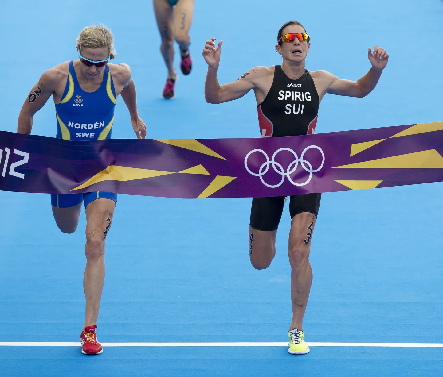 Lisa Norden (vasakul) kaotas triatloni olümpiakulla Nicola Spirigile ülinapilt.