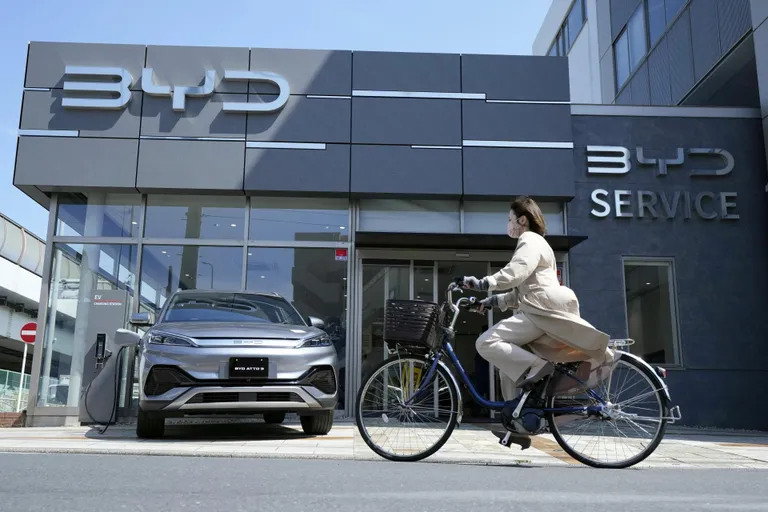Hiina kerkis sel aastal Jaapani ette suurimaks autode eksportijaks. Pildil maailma suurima hübriid- ja elektriautotootja, Hiina firma BYD esindus Yokohamas.