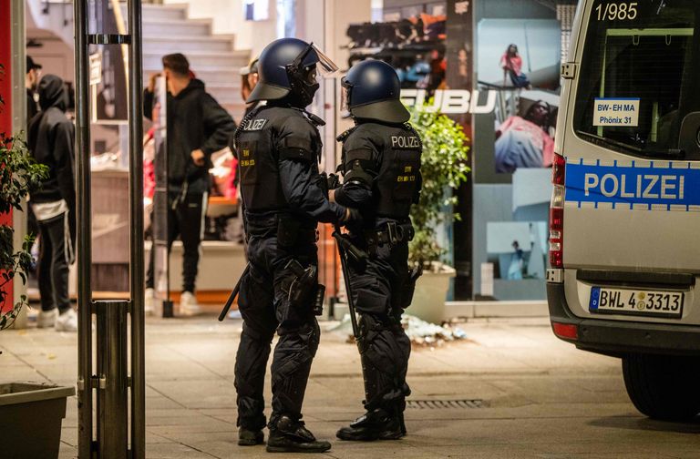 Politsei Saksamaal Stuttgartis poe juures, mida mässajad ründasid ja lõhkusid