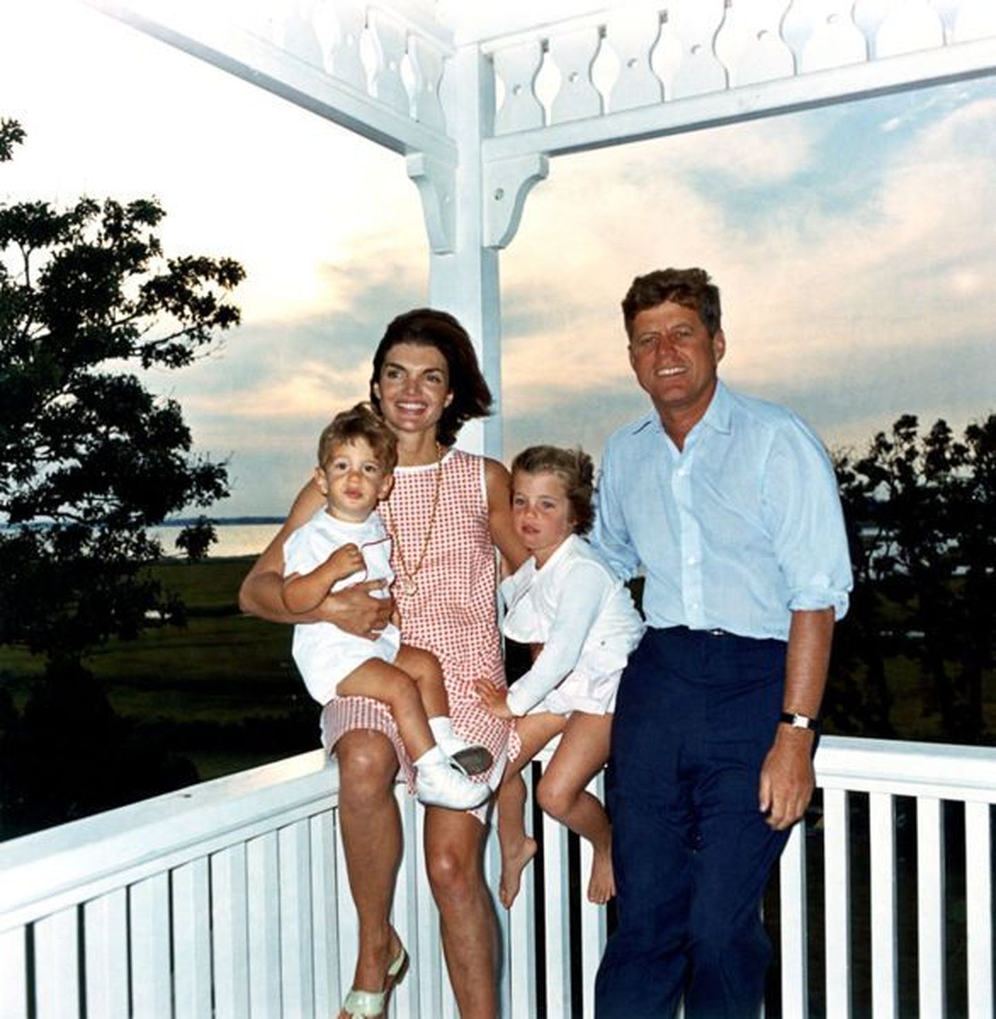 John Kennedy koos abikaasa Jacqueline`i ja laste, tütre Caroline`i ja poja John juunioriga 1962. aastal