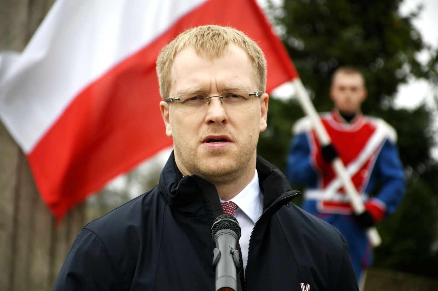 Daugavpils domes priekšsēdētājs Andrejs Elksniņš piedalās ziedu nolikšanas ceremonijā pie Piemiņas krusta kritušajiem poļiem Daugavpilī