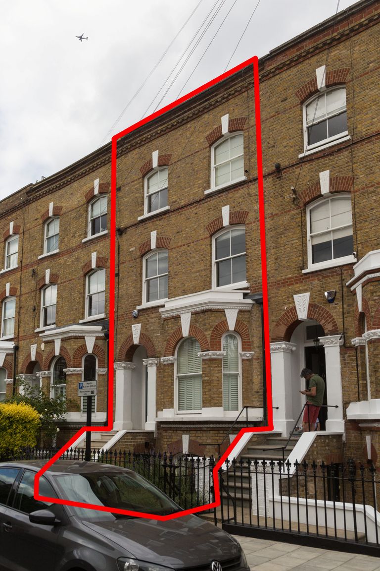 Maja Lõuna-Londonis Claphamis, mille aeda langes Kenya Airwaysi lennukilt jäätunud surnukeha (maja on märgitud punase joonega)