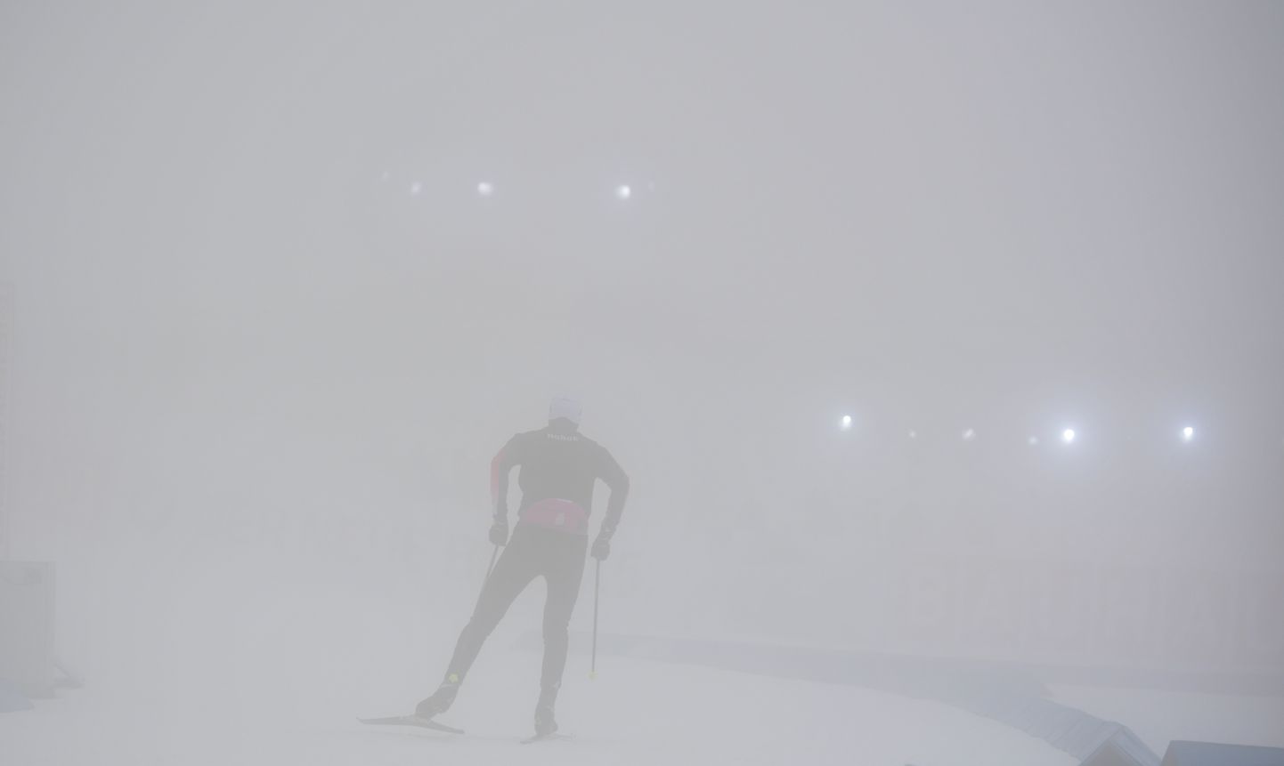 Из-за сильного тумана на трассе в Поклюке не было видно ни мишеней, ни лыжни. Гонку в итоге перенесли на четверг, шестое декабря.