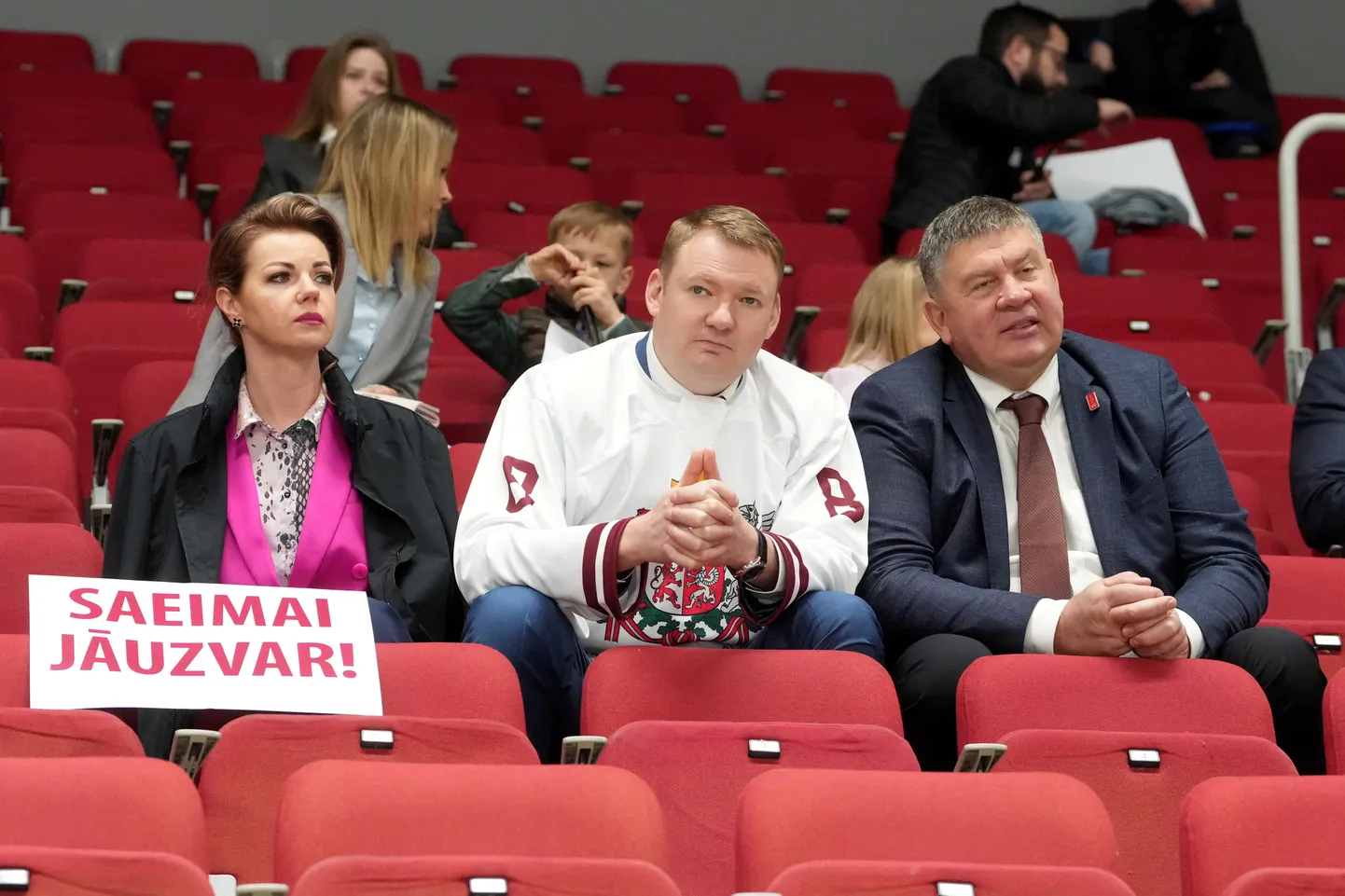 Latvijas hokeja federācijas prezidents Aigars Kalvītis (no labās) un Saeimas priekšsēdētājs Edvards Smiltēns Saeimas hokeja komandas un Latvijas Hokeja federācijas un bijušo Latvijas izlases spēlētāju komandas draudzības spēlē ''Arēnā Rīga''.