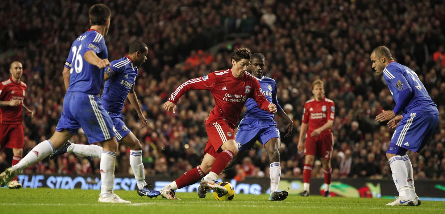 Siin kannab Fernando Torres (palliga) veel Liverpooli särki, kuid pühapäeval jookseb ta väljakule juba Londoni Chelsea sinises särgis.