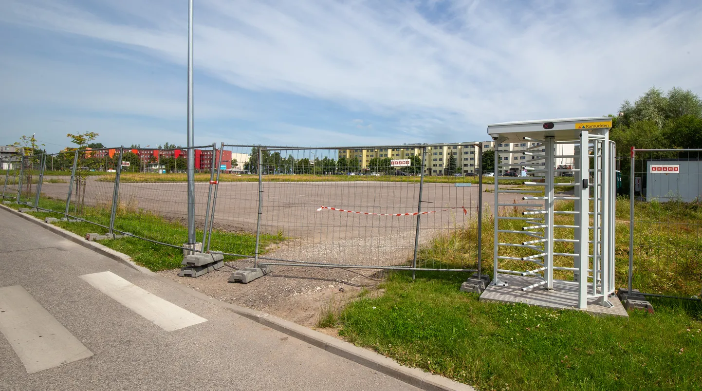 Kalda tee 29 krunt on piiratud aiaga, sest järgmisel nädalal algavad seal Saksamaa odavpoe Lidl ehituseks vajalikud ettevalmistustööd. Lidli nõuete kohaselt on objektile paigaldatud ka uhke turvavärav.