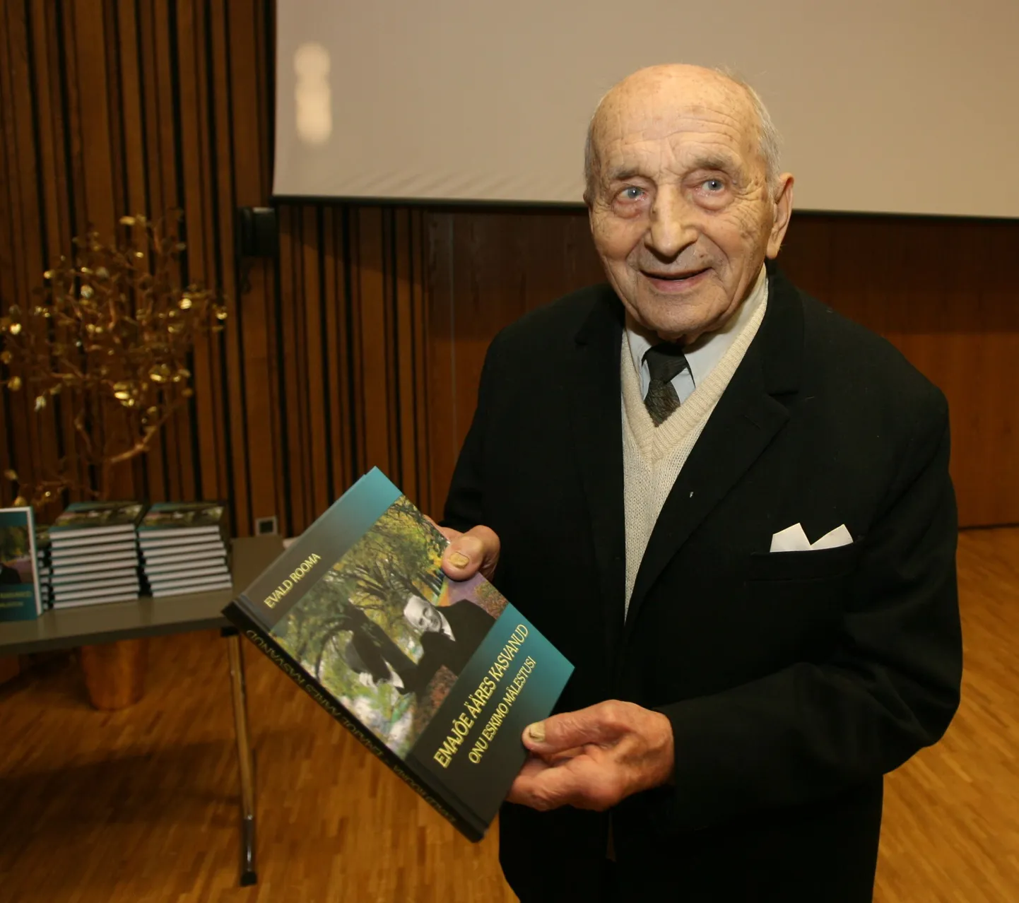8. jaanuaril esitles Evald Rooma (pildil)  Dorpati konverentsikeskuses oma  raamatut "Emajõe ääres kasvanud".