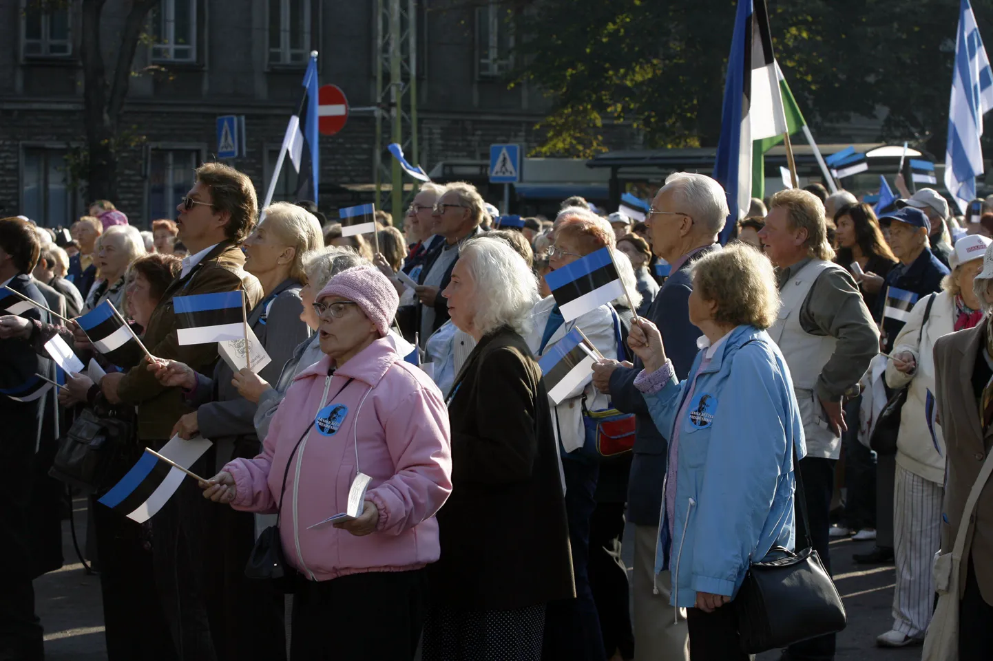 Arnold Rüütli toetajad 2006. aasta kontserdil Estonia teatrimaja ees.