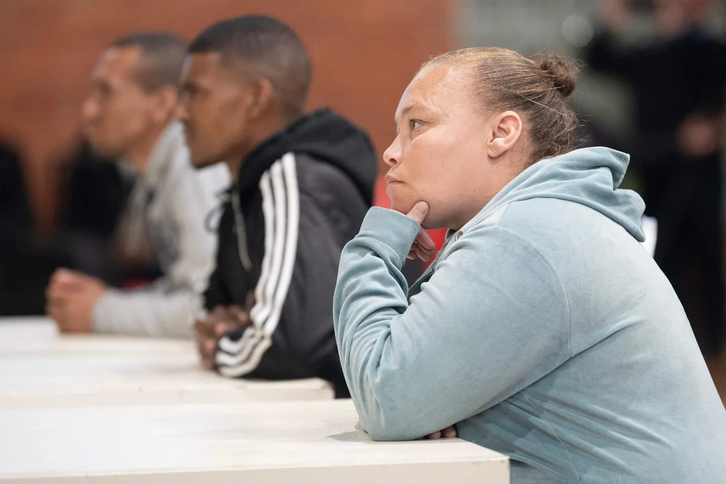Oma lapse mahamüümise eest eluks ajaks vangi mõistetud Racquel Smith koos poiss-sõbra Jacquen Appollise ja sõbra Steveno van Rhyniga kohtus 29. mail 2025. aastal.