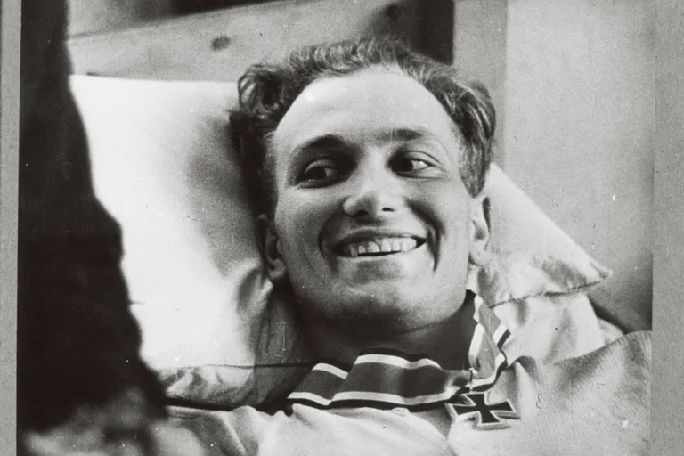 Raudristi Rüütliristiga autasustatud unterschartführer Harald Nugiseks Türi haiglas 20. aprillil 1944.