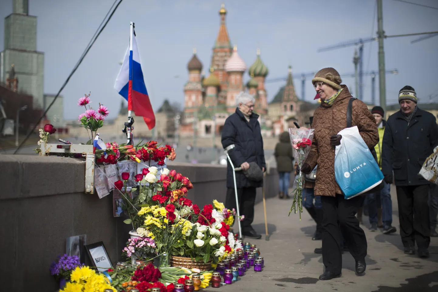 Isetekkeline Boriss Nemtsovi mälestuspaik Moskvas Suurel Moskvoretski sillal.