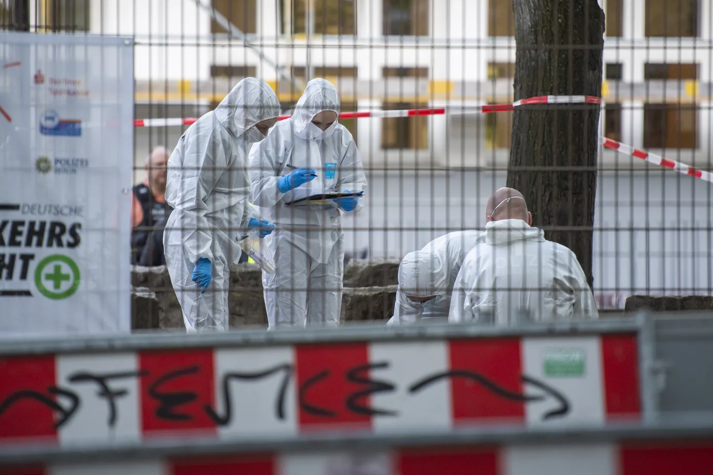 Kohtuekspertiisi töötajad seisavad Berliinis Neukoellni linnaosas kooli lähedal.