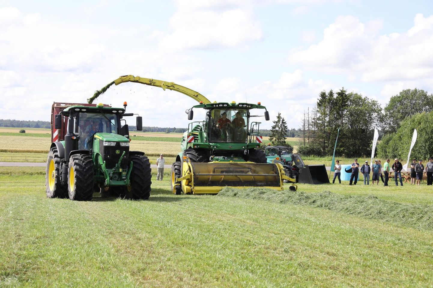 Baltic Agro Machinery OÜ korraldatud silopäevale Järvamaal Metstaguse Agro põllul kogunes poolsada inimest, lisaks kohalikele põllumeestele sõideti kohale ka Pärnu- ja Saaremaalt.