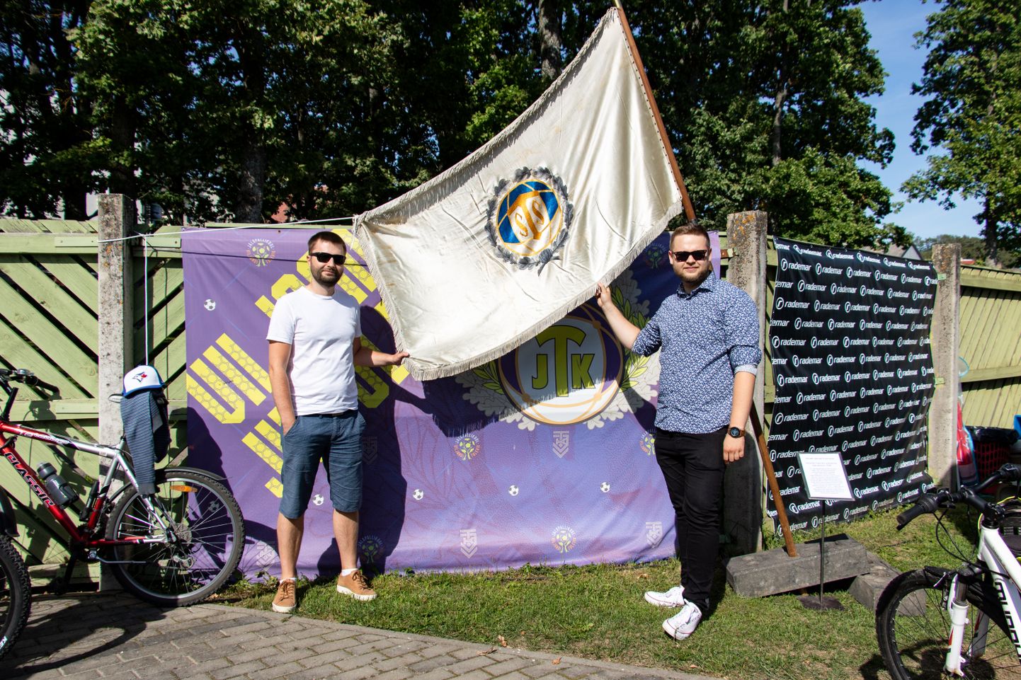 Eesti spordi- ja olümpiamuuseumi direktor Siim Randoja (vasakul) ja arendusjuht Toomas Koitmäe 1938. aastast pärineva Viljandi Tuleviku lipuga.