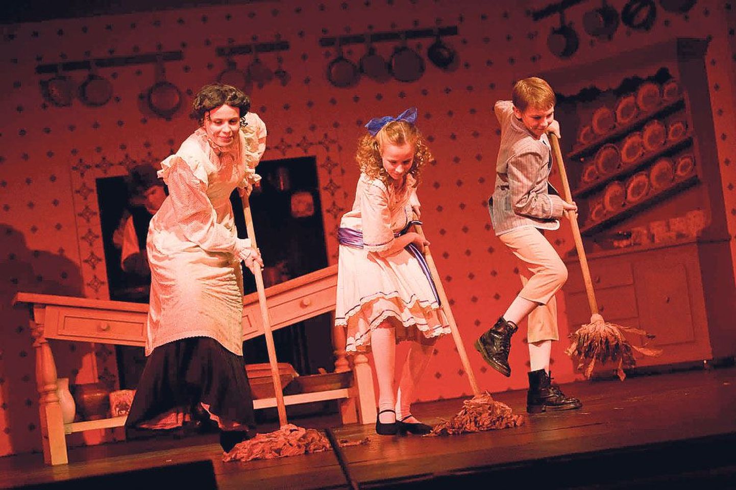 Vanemuise teatri aegumatus muusikalises muinasloos mängivad Mary Poppinsit Hanna-Liina Võsa või Nele-Liis Vaiksoo (pildil vasakul), lapsnäitlejad laulavad-tantsivad laval täiskasvanutega võrdselt.