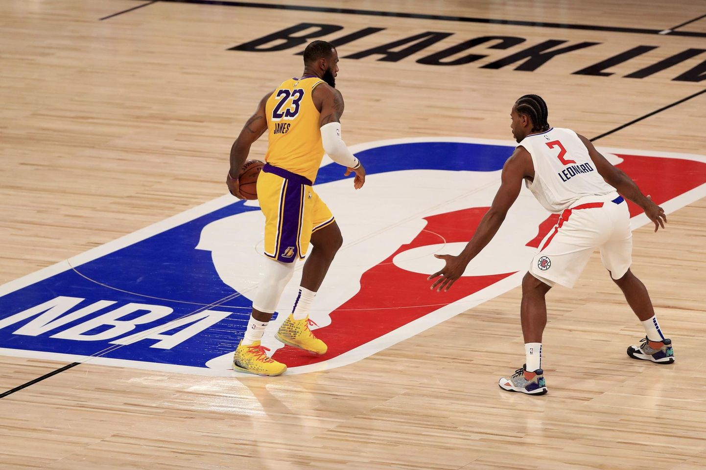 Los Angeles Lakers loodab eelkõige LeBron Jamesile (palliga), et ta meeskonna tõotatud maale tüüriks.  FOTO: Mike Ehrmann / ap / scanpix