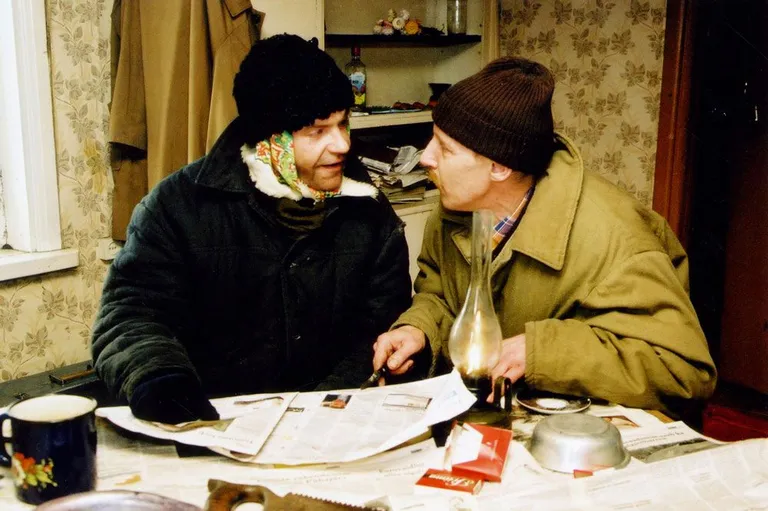 Harry Ahven (Tõnu Kilgas) ja Jüri Kerges (Egon Nuter). Aasta siis oli 2001.