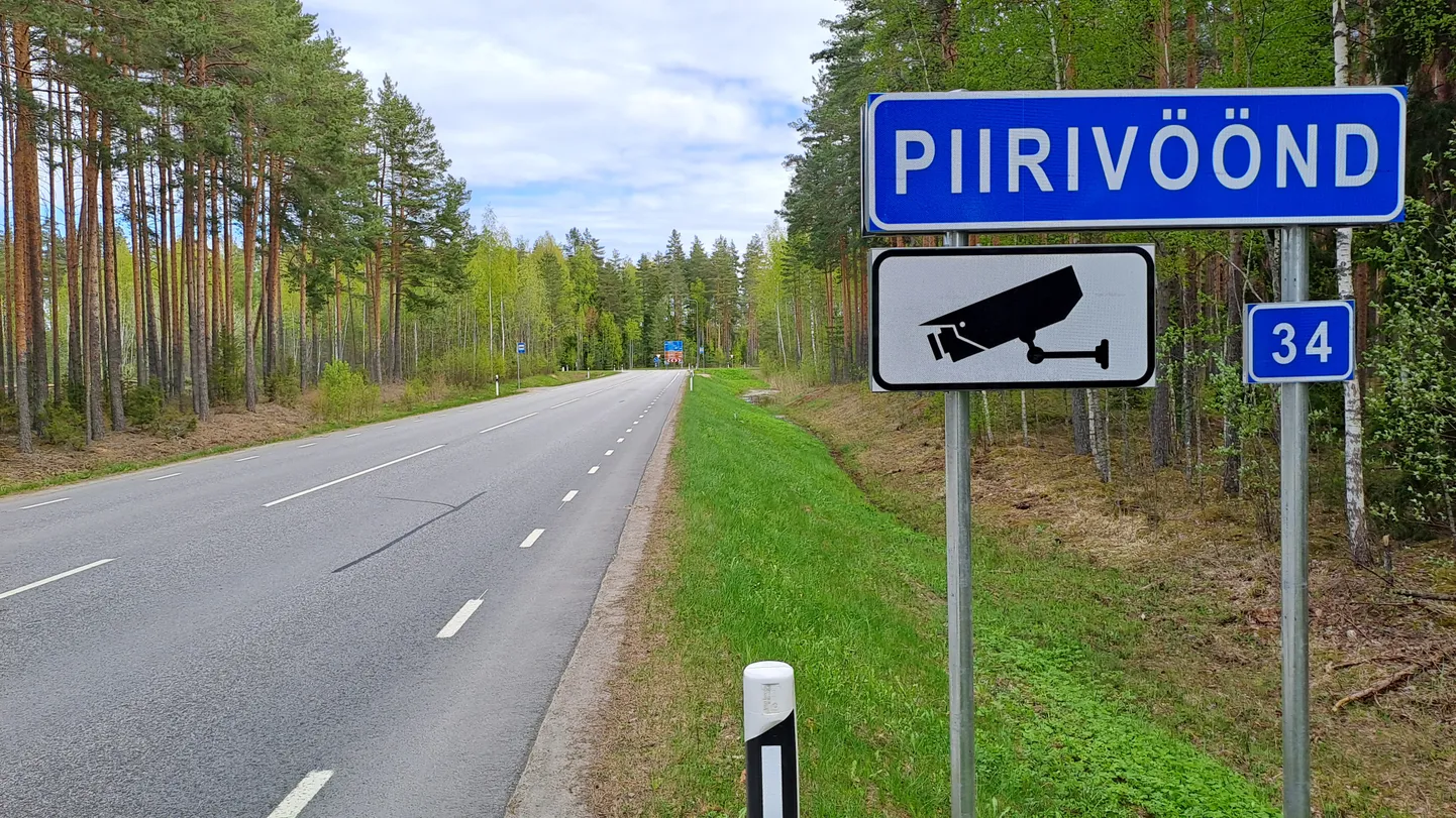 Piirivööndi märk Setomaa vallas Põlva-Karisilla teel pisut enne selle ristumist Tartu-Räpina-Värska maanteega.