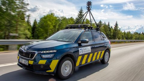 Pärnu kesklinnas toimetab mõõdistusauto