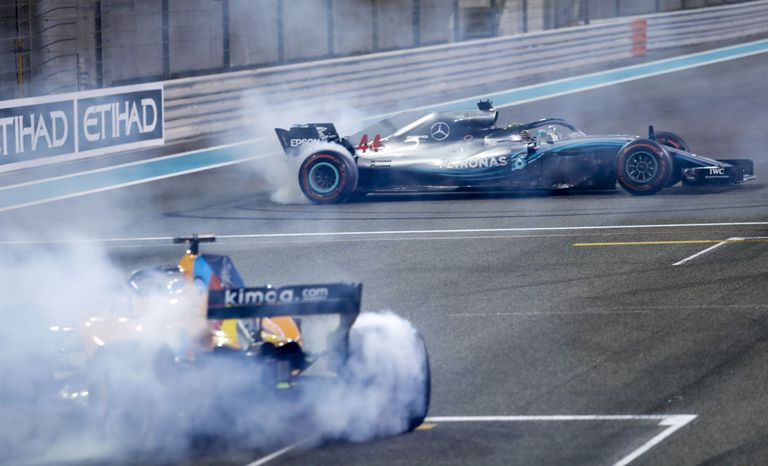 Lūiss Hamiltons un Fernando Alonso pēc Abū Dabī Lielās balvas izcīņas finiša