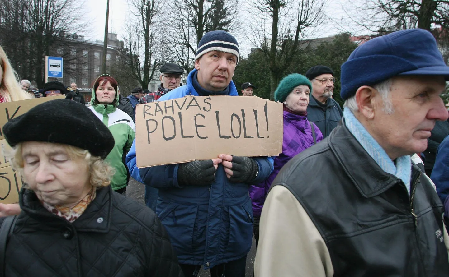 Viljandi, 17.11.2012. Meeleavaldajad Viljandi Rubiini platsil ausat poliitikat nõudmas.