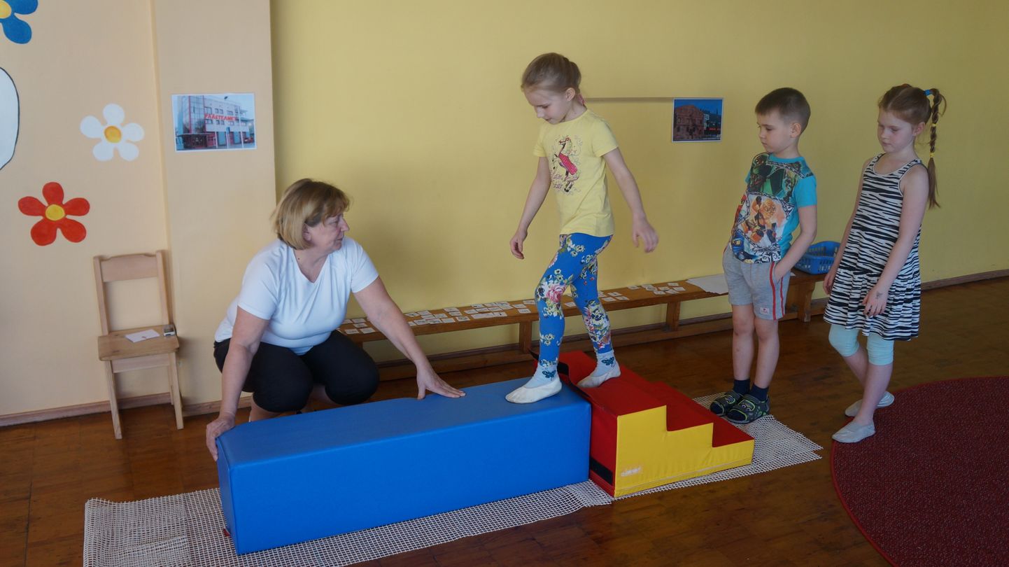 Pärnu Pillerpalli lasteaias viiakse laste koolivalmiduse hindamiseks läbi Pärnu-teemaline arengumäng, kus laps külastab kodulinna olulisi kohti, näiteks raamatukogu, kontserdimaja, päästeametit jne.