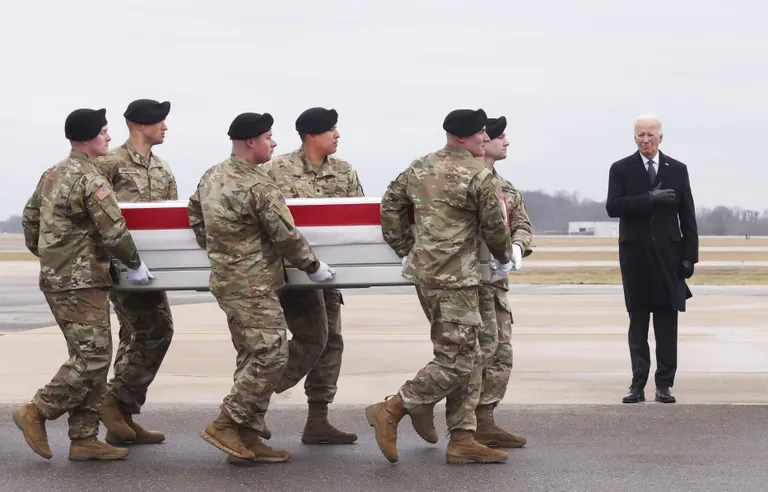 Трое американских военнослужащих погибли в воскресенье в результате удара беспилотника по территории Иордании, неподалеку от границы с Сирией.