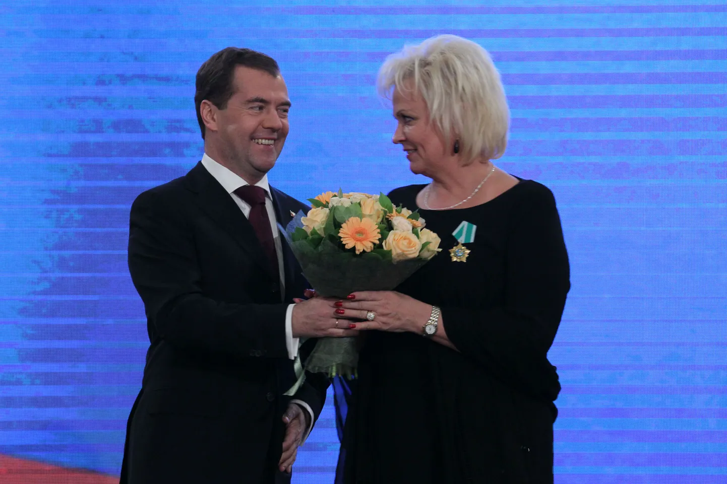 В 2011 году президент РФ Дмитрий Медведев лично вручил нашей певице Анне Вески орден Дружбы.