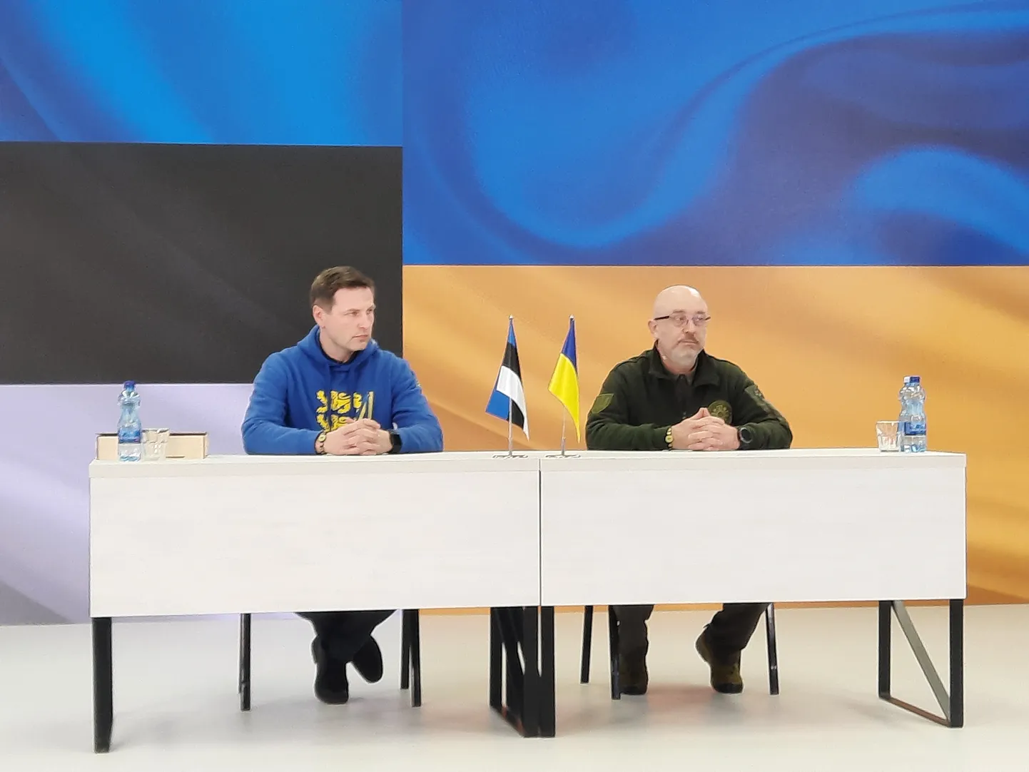 Kahe riigi kaitseministrid, Hanno Pevkur (vasakul) ja Oleksi Reznikov, tänasel pressikonverentsil Kiievis.