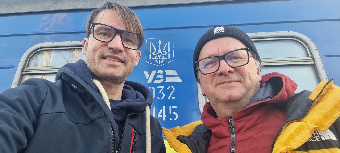 Rännumehed Christian Johannes Kask (vasakul) ja Tiit Pruuli kasutasid sõjakoldesse ja sealt tagasisõiduks Ukraina riikliku raudteekompanii teenuseid. Rongiliiklus väärib meeste sõnul kiidusõnu.