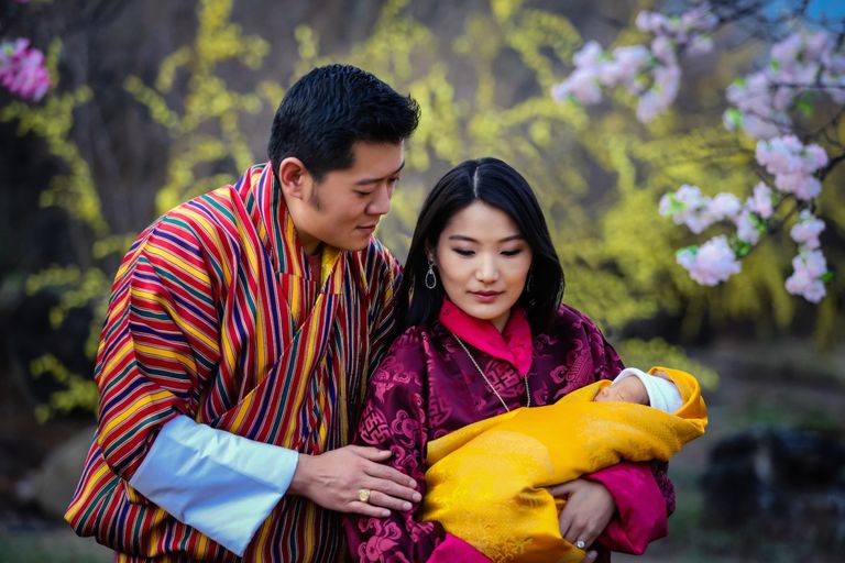Bhutani kuningas Jigme, kuninganna Jetsun ja nende esimene laps, kes sündis 2016. aasta veebruaris