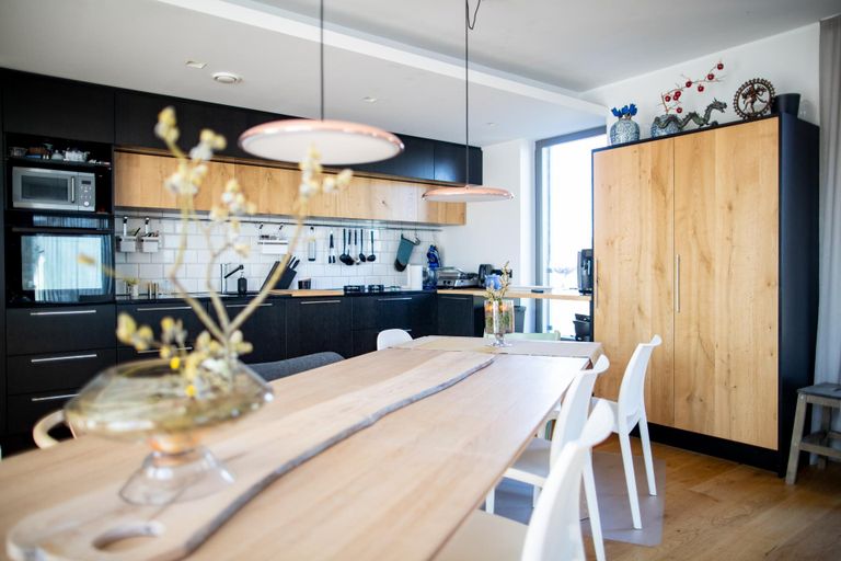 Avaras köök-elutoas on ruumi kokkamiseks ja suure söögilaua ümber istudes ka kokakunsti nautimiseks.