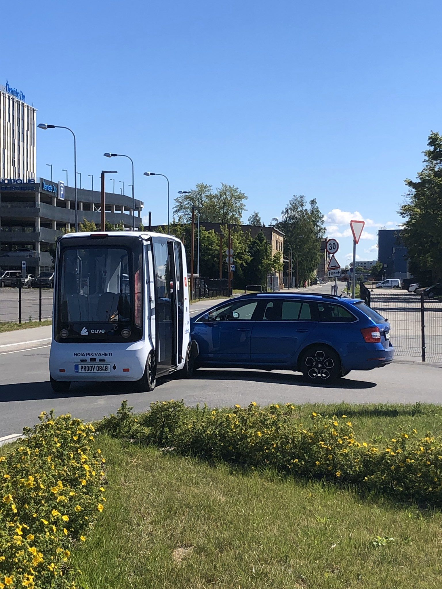 Tallinnas juhtus avarii isesõitva bussi ja sõiduauto vahel.