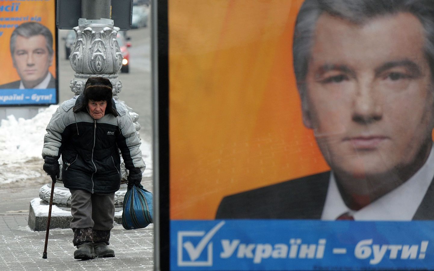 Viktor Juštšenko näopildiga valimisplakatid Kiievi kesklinnas.