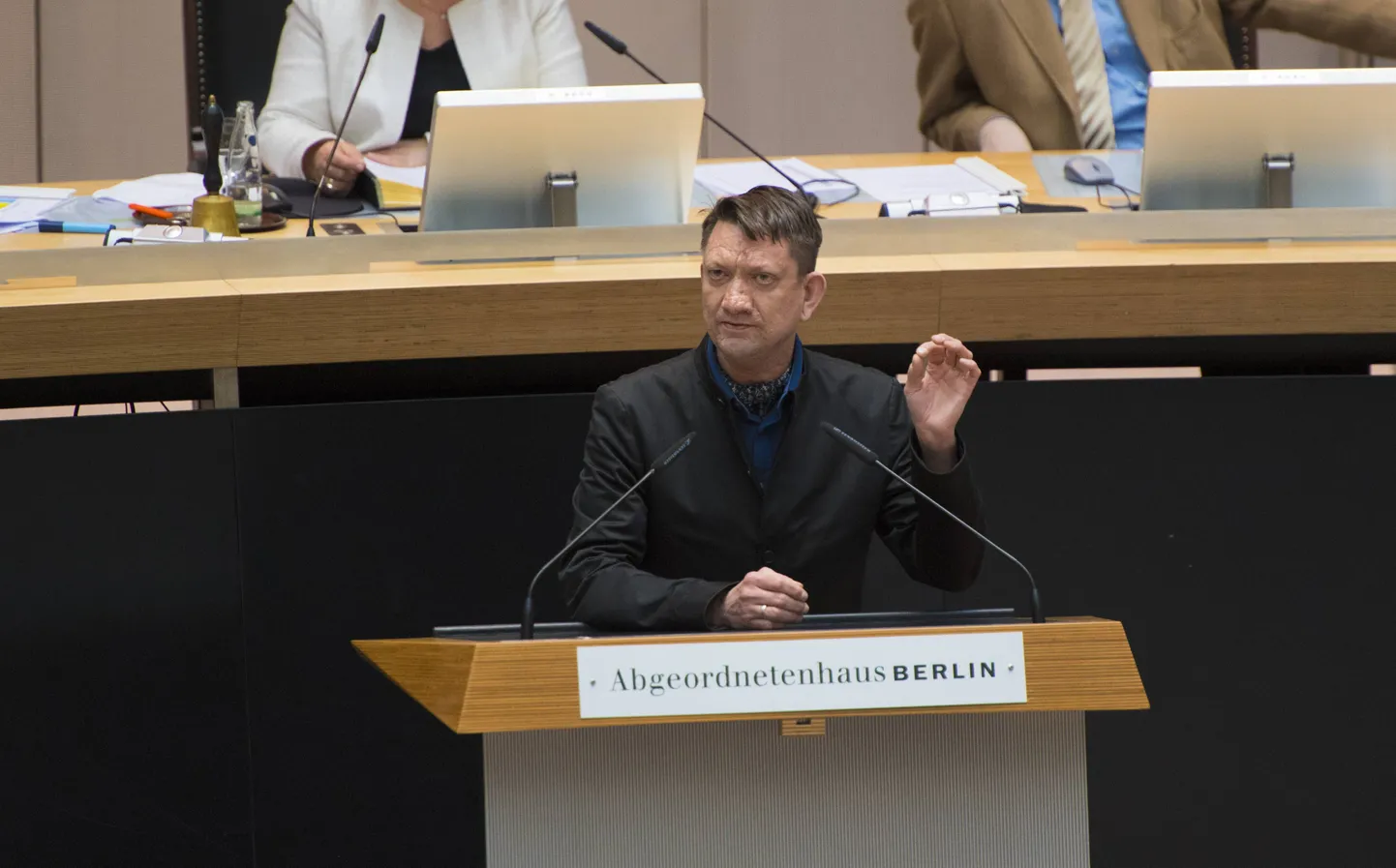 Mõningase kõhkluse tekitas AfD Berliini pressiesindaja Ronald Gläseri jaoks hüpoteetiline küsimus: kas AfD toetaks ka seda, kui mõni Saksamaa liidumaa sooviks saada iseseisvaks riigiks.