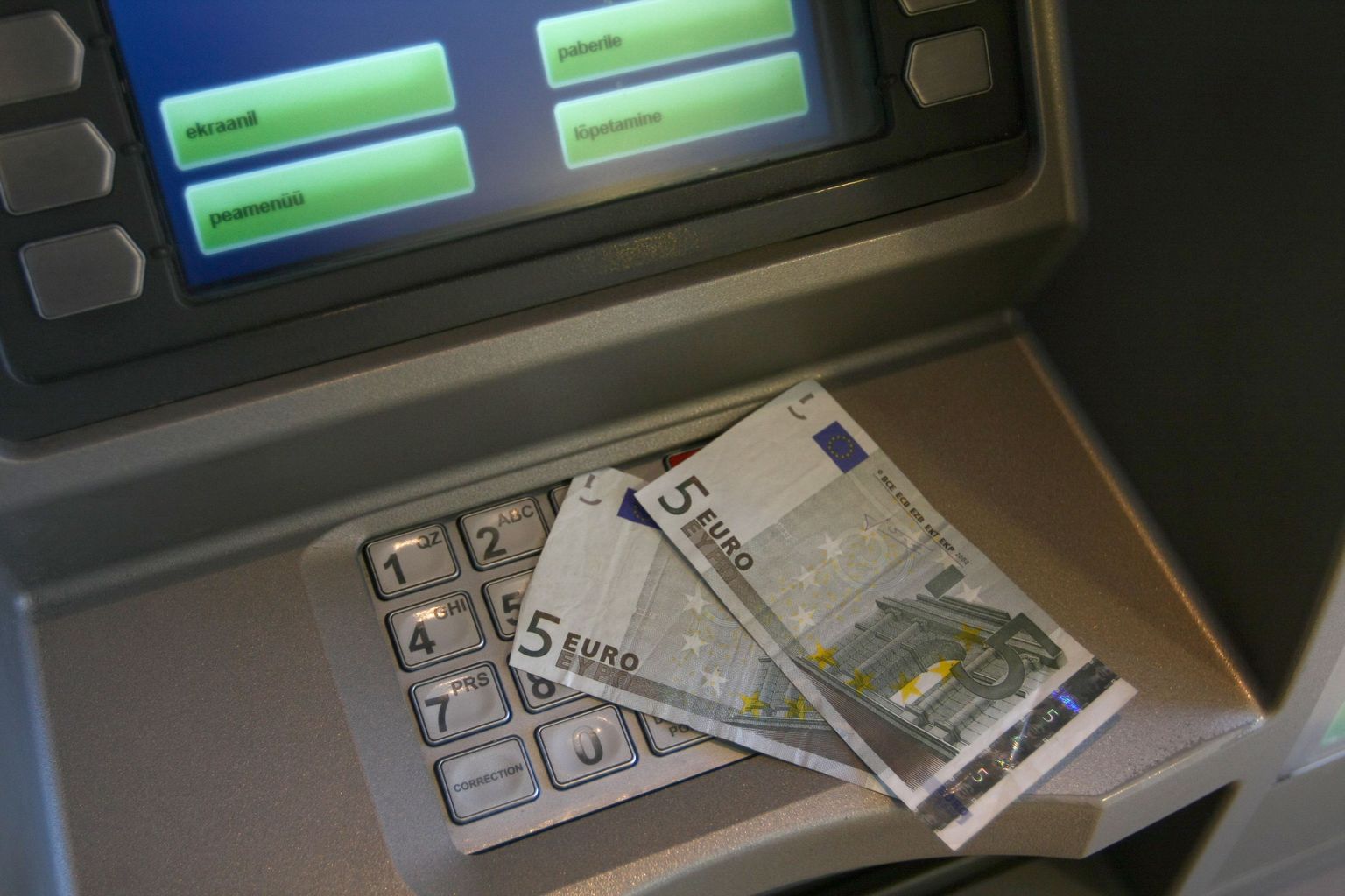 Pangaautomaat ja sularaha.