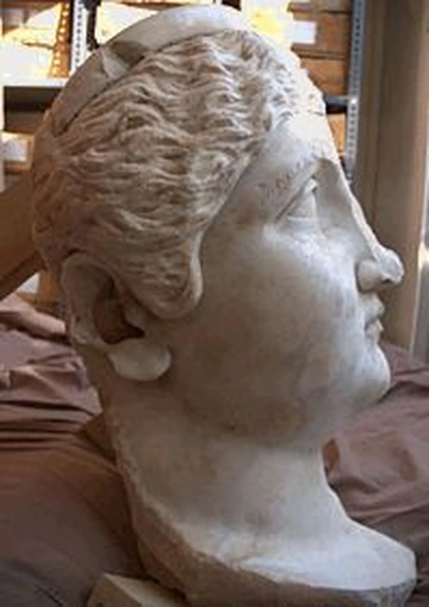 Rooma keisrinnat Faustinat kunutav marmorpea