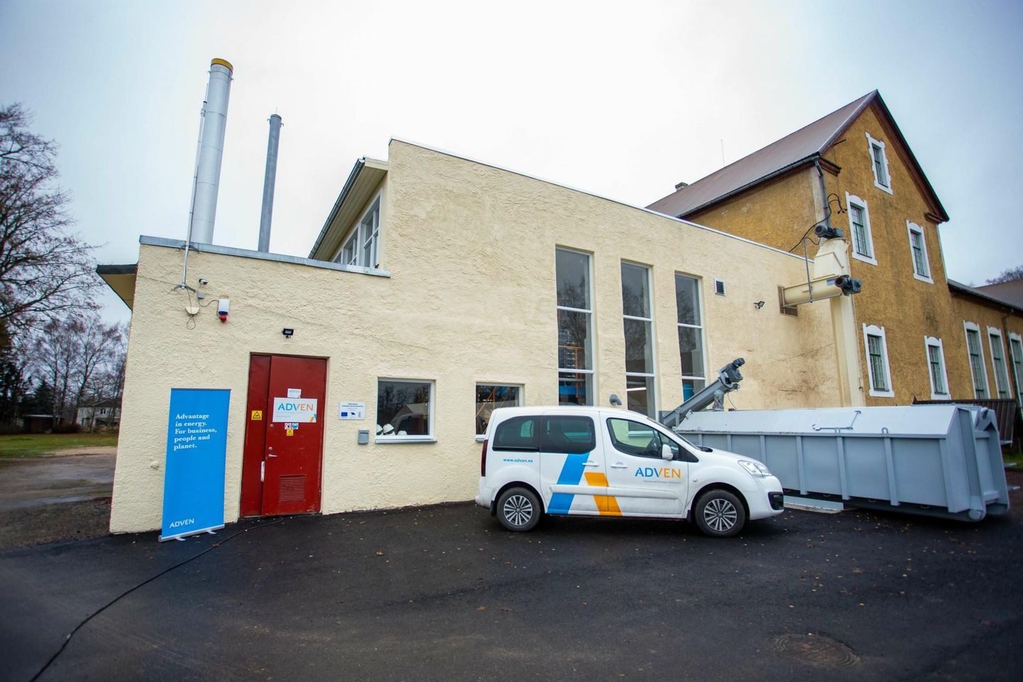 Euroopa Liidu tõukefondi toetuse abil avas Adven Eesti Väike-Maarja alevikus hakkpuidul töötava tänapäevase biokatlamaja.