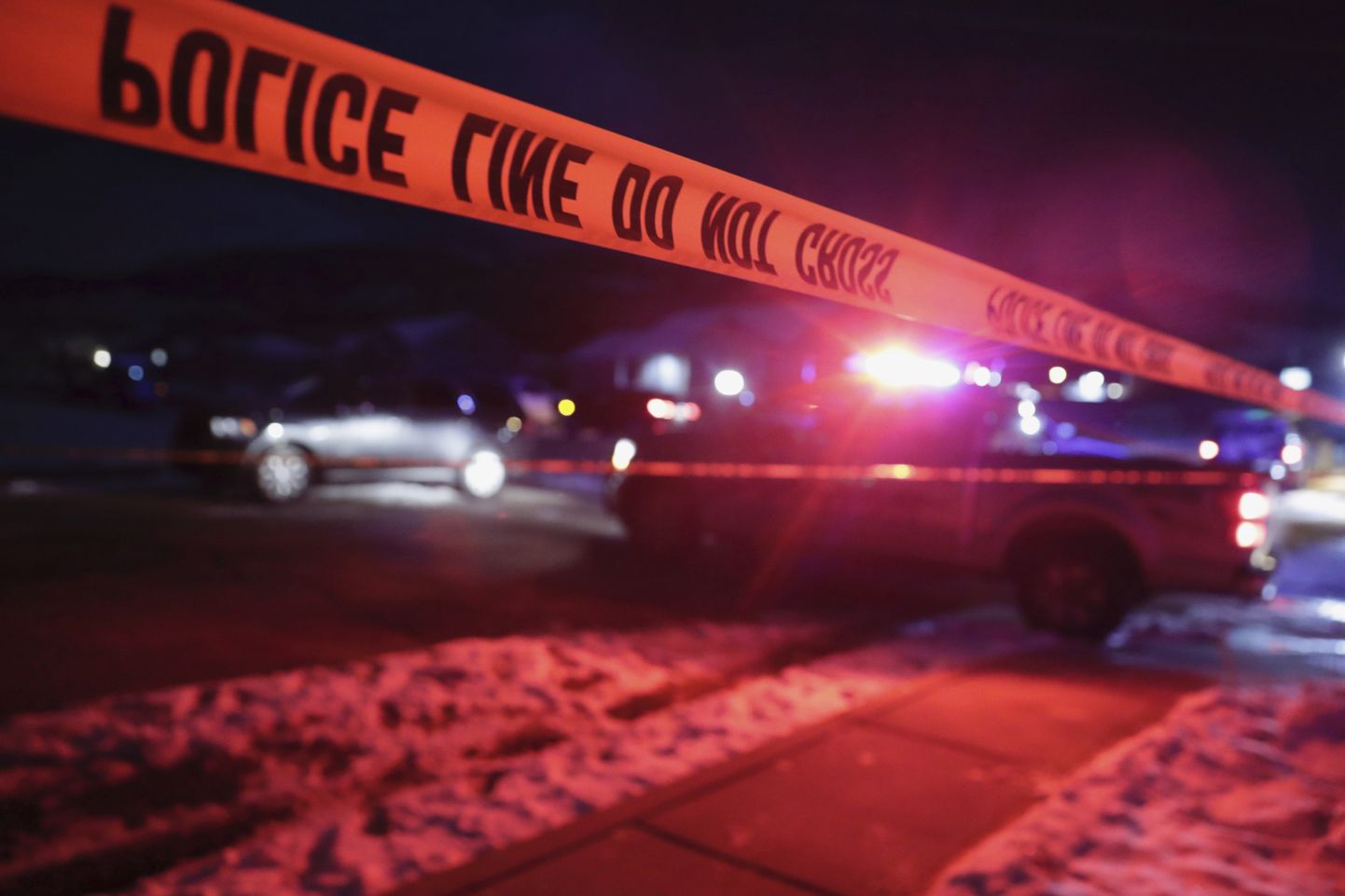 Õiguskaitseametnikud Enochis Utah osariigis asuva kodu lähedal, kus leiti kaheksa laskehaavadega surnukeha.