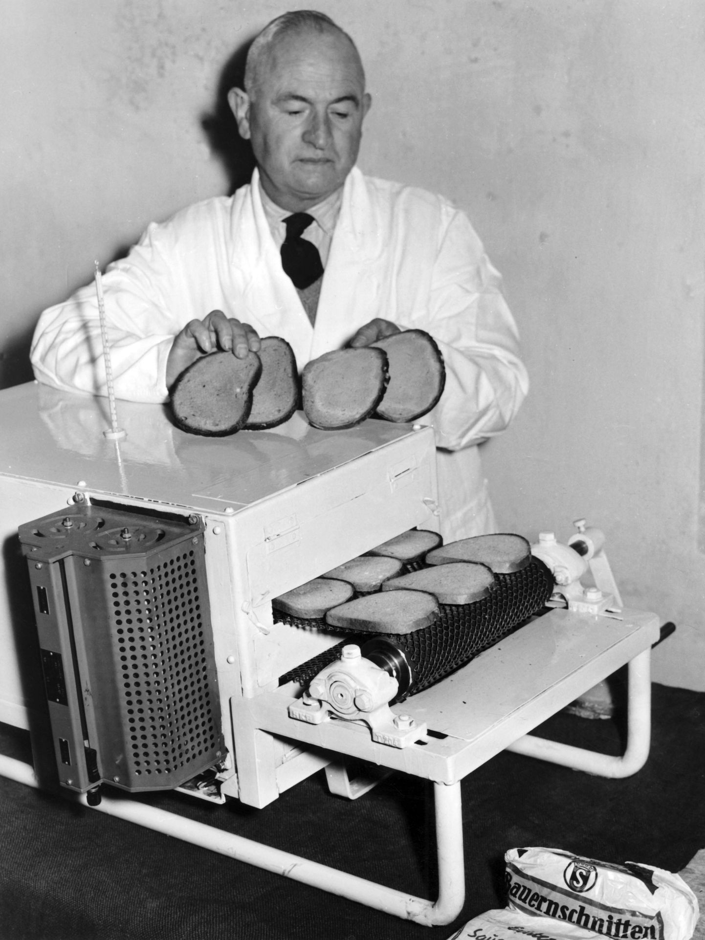 Karl Popp oma leiva säilitamise masinaga.
