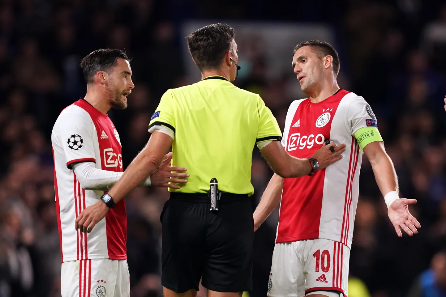 Dusan Tadic kohtunikuga aru pidamas.