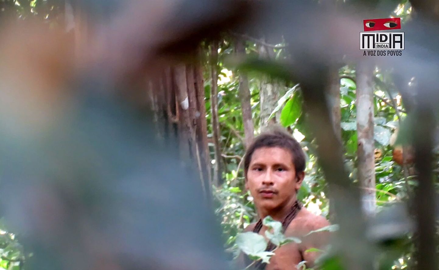 Kuvatõmmis videost, mis jäädvustas Amazonase dšunglis jahimehe, kes kuulub väljasuremisohus hõimu