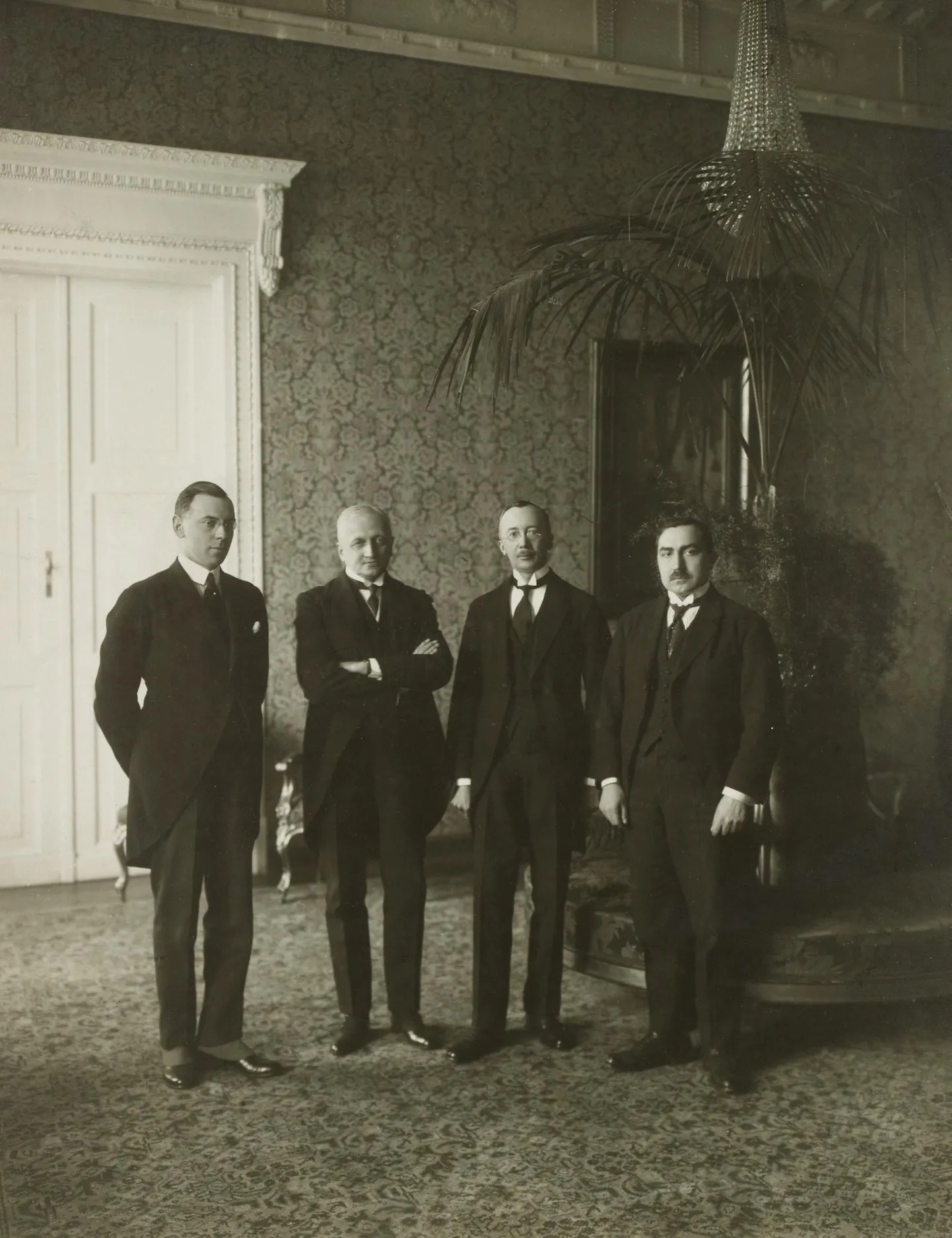 Läti välisminister Zigfrīds Meierovics (vasakult), Poola välisminister Konstanty Skirmunt, Soome välisminister Rudolf Holsti ja Eesti välisminister Ants Piip Varssavi konverentsi ajal märtsis 1922