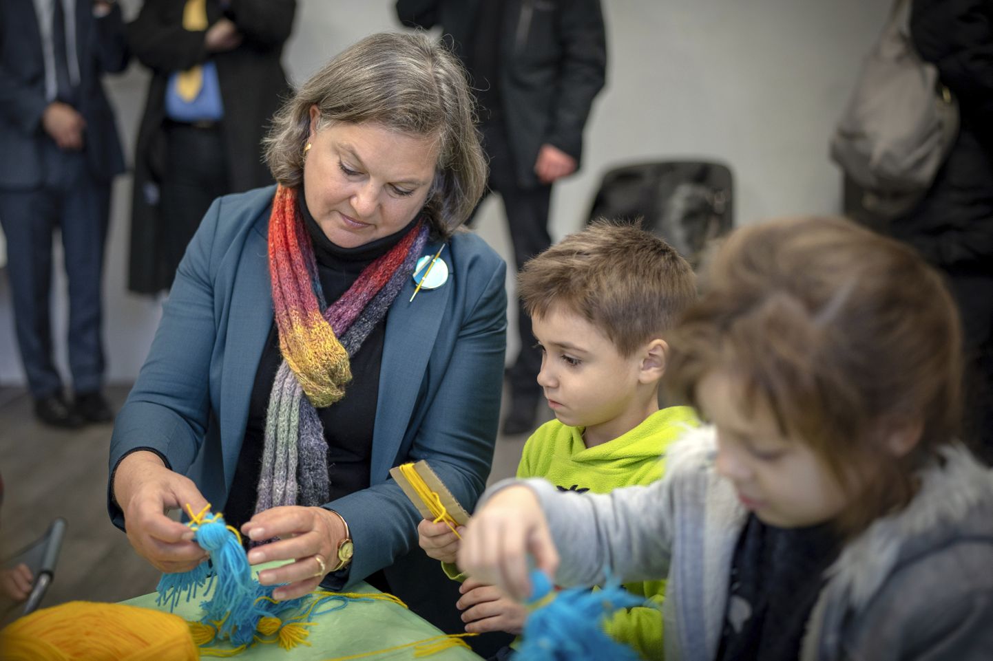 USA asevälisminister Victoria Nuland mängimas Kiievis sõja tõttu kodudest lahkuma sunnitud lastega.