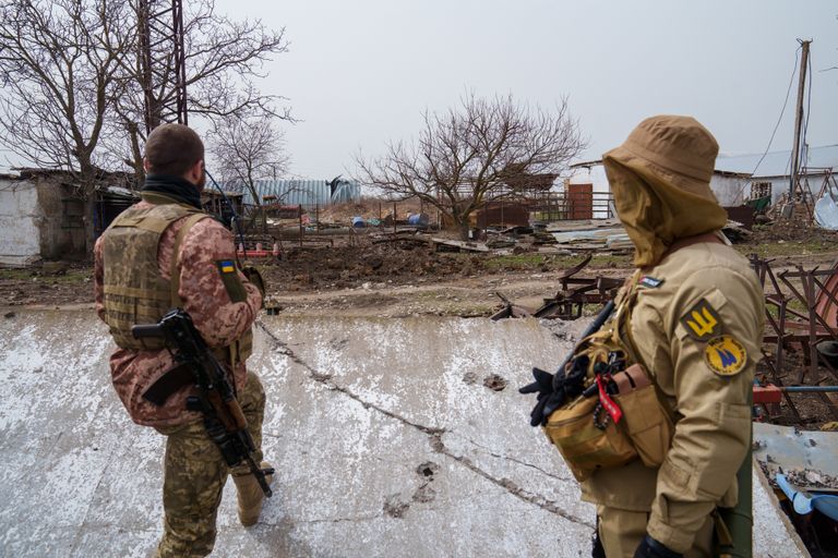 Ukraina sõjaväelased patrullimas Mõkolajivi oblastis asuva küla teedel.