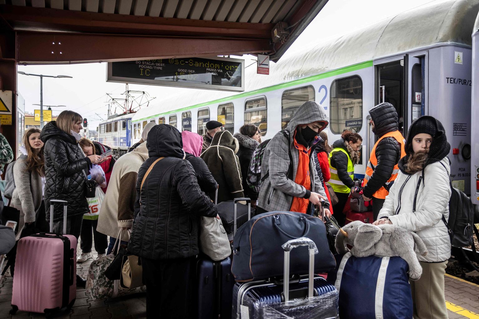 Украинские беженцы ждут поезда в Варшаву на вокзале Перемышль в Польше.