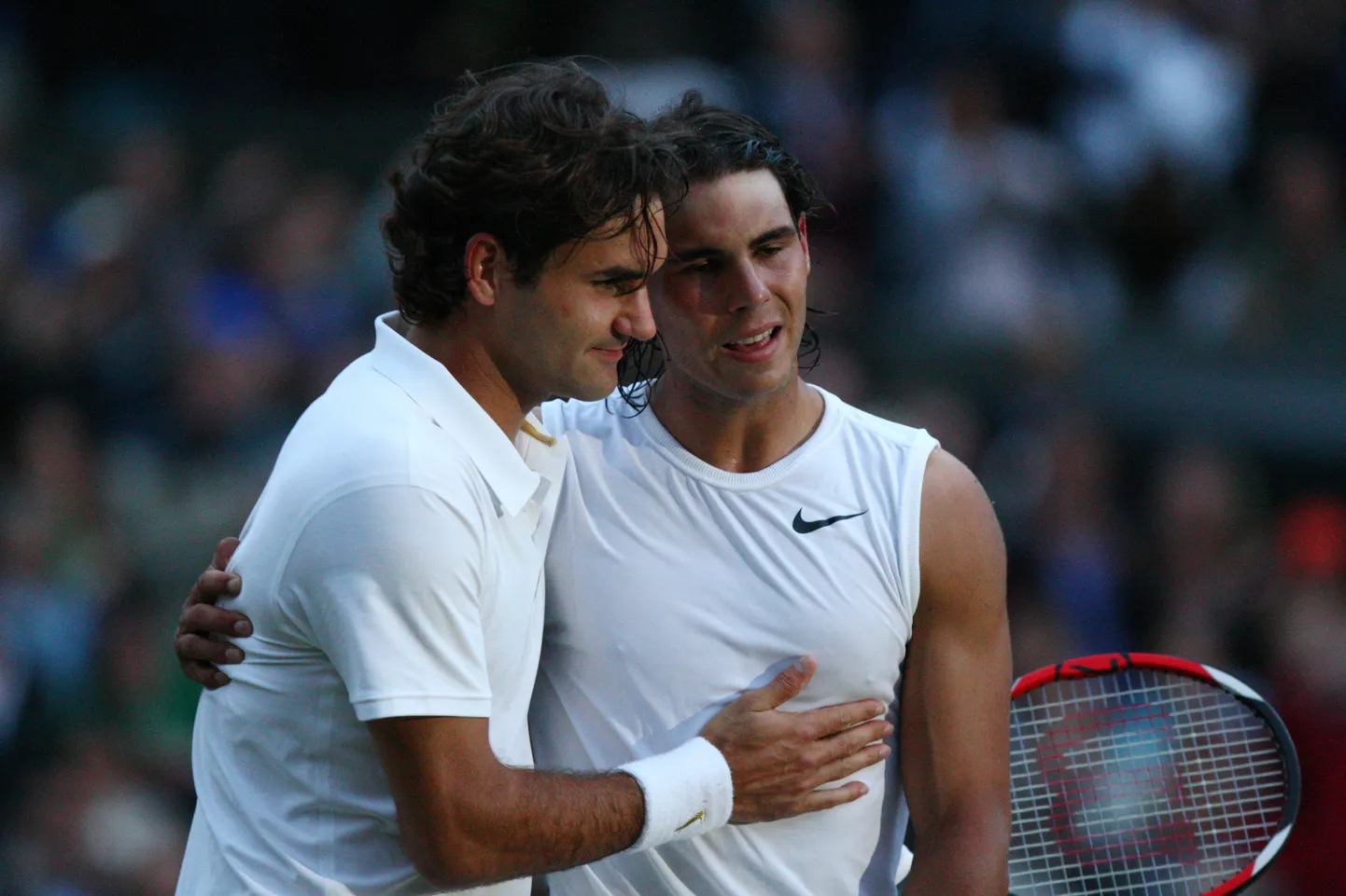 Tennise suurkujud Roger Federer (vasakul) ja Rafael Nadal pärast 2008. aasta Wimbledoni finaali. 11 aastat pidi Wimbledoni tennisepublik uut mõõduvõttu ootama. Reedel mängivad legendid poolfinaalis.