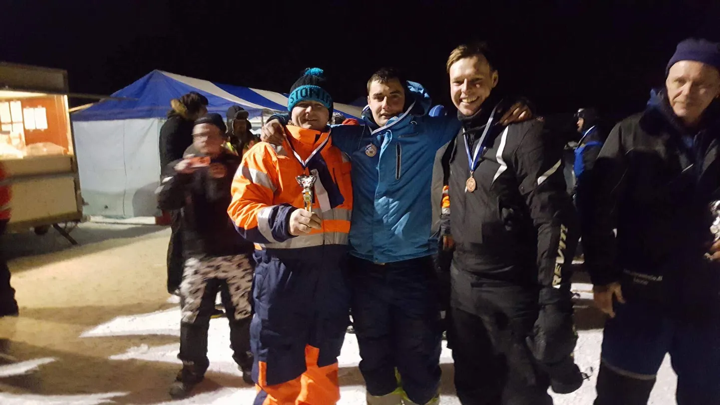 Murutraktorite kross Soomes Lavial tõi Rakveres tegutsevale tiimile RL Racing Balti karikaetapi kolmanda koha. Pildil on vasakult Rait Rosar, Rauno Luha ja Siim Eidermann.