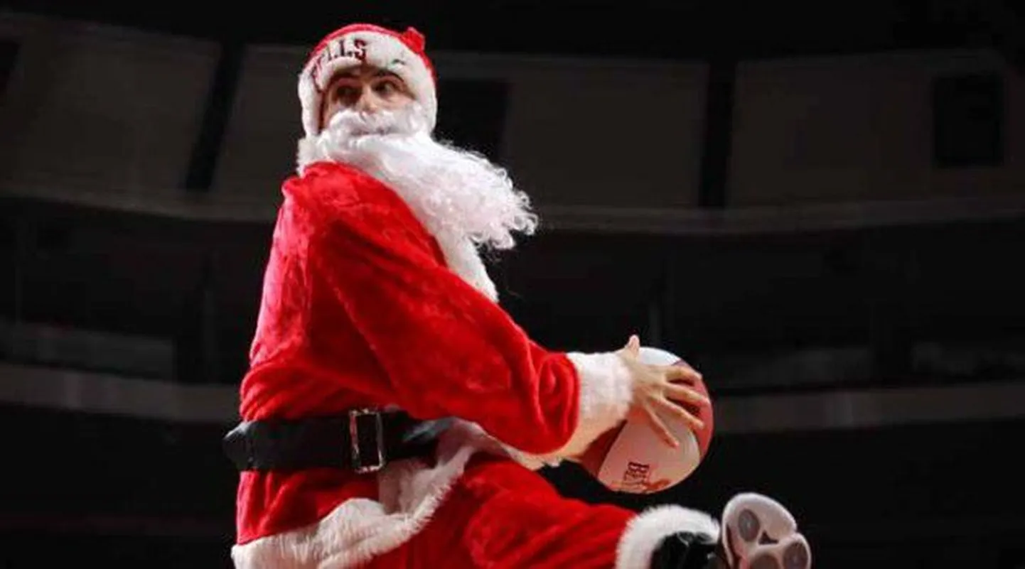 Санта-Клаус с баскетбольным мячом.