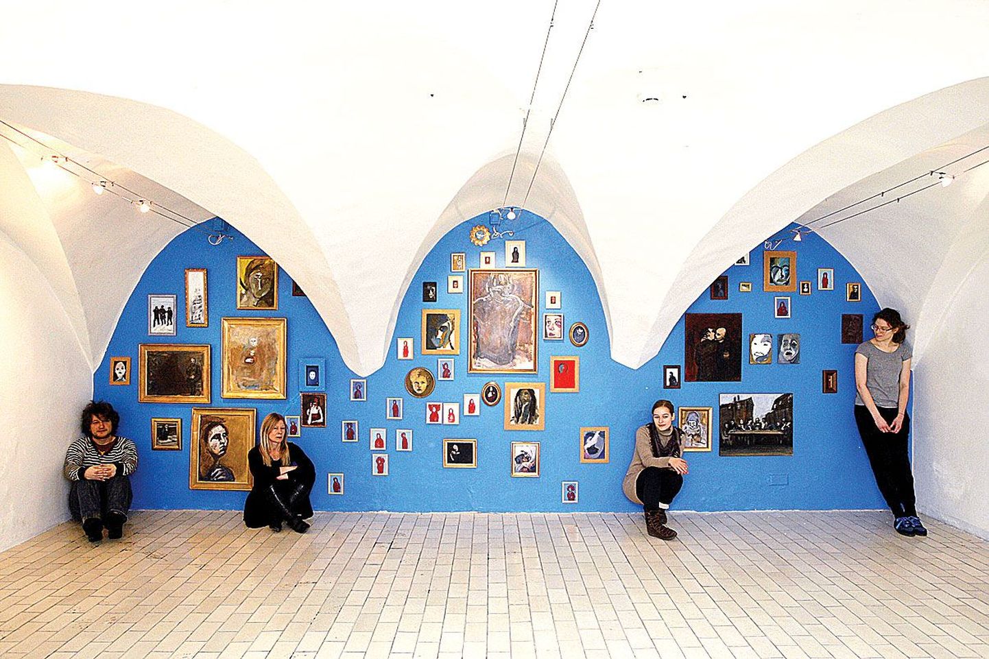 Y-galerii suurima saali suurimale seinale on oma loomingut välja pannud kõik neli maalimagistranti: Paavo Käämbre (vasakult), Pille Johanson, Mari Jõgiste ja Kylm Lumi.  Ülejäänud ruumid on nad täitnud igaüks eraldi.